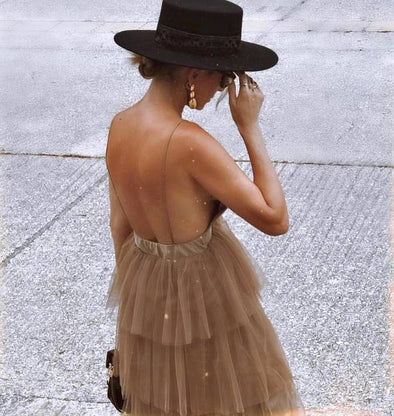 From day to night, casual to party dress Th Sierra is the perfect hat. Lack of Color boater style hat in 100% Australian wool with a vintage ribbon detail.