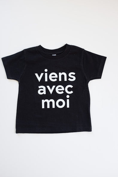 Viens Avec Moi Kids Tee in black. 100% cotton kids shirt with a white screen print design on the front.